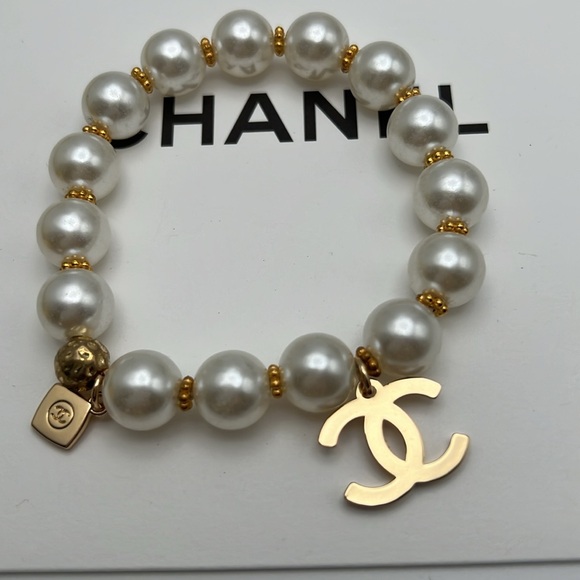 Chanel Beauty Gift White Pearl Bracelet Stretchable 2 Charms NWOT - Picture 1 of 11